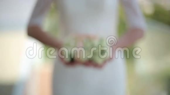 新娘手里拿着一束鲜花和结婚戒指视频的预览图