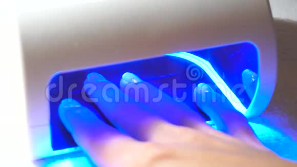 凝胶法干燥指甲用紫外线灯视频的预览图