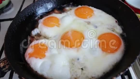 早晨的煎蛋在厨房的平底锅里烤视频的预览图