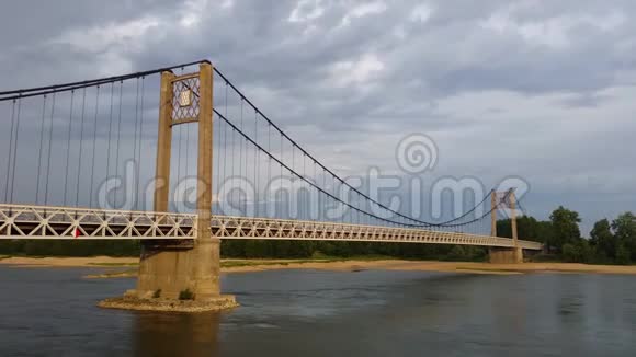 安森尼斯卢瓦尔河上的吊桥视频的预览图