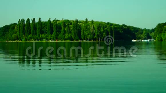 湖景景观泛湖水域绿色森林倒影视频的预览图
