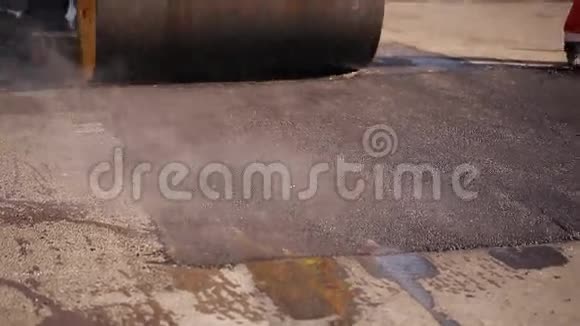 沥青摊铺机在公路上铺筑沥青用于在街道上自动涂沥青的设备巨大的视频的预览图