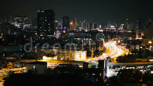 商务大厦曼谷市区夜间交通位置高清高角度拍摄丁登区曼谷视频的预览图