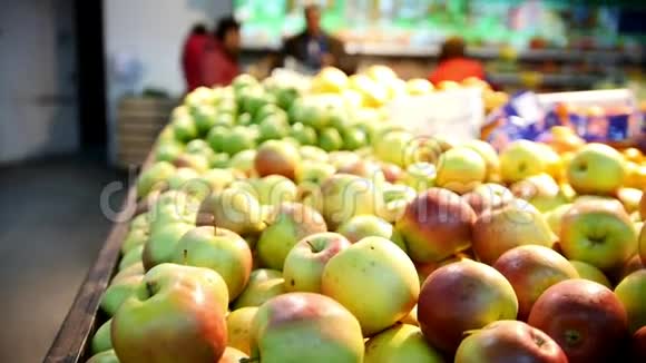 超市水果部的黄苹果视频的预览图