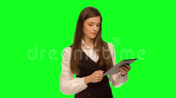 漂亮的女商人使用数字平板电脑视频的预览图