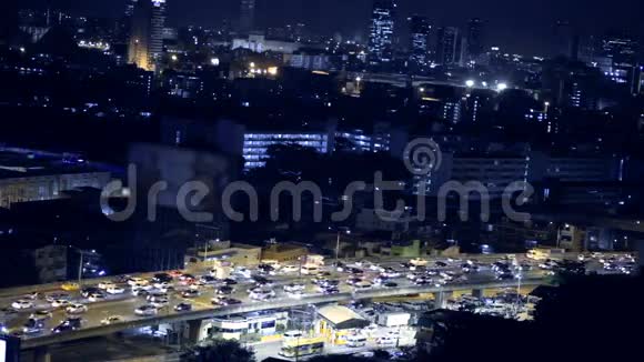 商务大厦曼谷市区夜间交通位置高清高角度拍摄丁登区曼谷视频的预览图