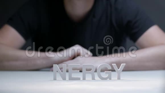 男性用灰色背景的白色字母组成单词能量视频的预览图