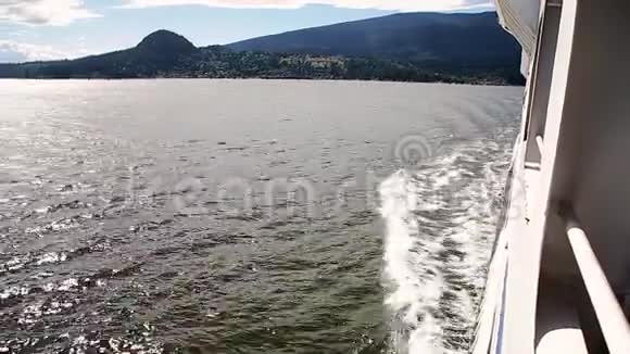 从渡船甲板上看到的阳光海岸的景色视频的预览图