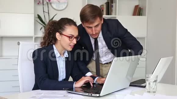 办公室里坐着笔记本电脑的女同事视频的预览图