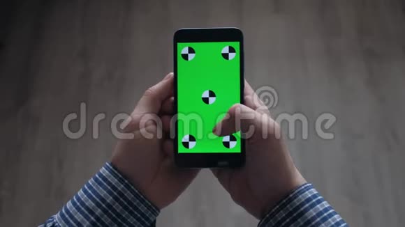 男性使用带有绿色屏幕的智能手机视频的预览图