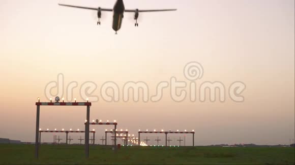 客机降落在汉诺威机场视频的预览图