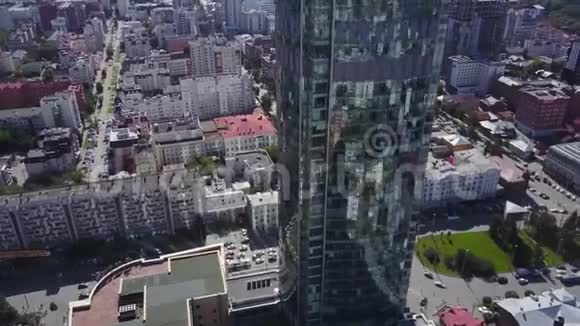 在一个现代化的金融区反射式办公室摩天大楼和交通堵塞的空中景观天空和镜子视频的预览图