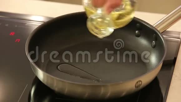 厨师把油和鸡片放在炸鸡上视频的预览图