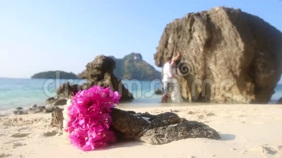 新娘和新郎站在水中专注于花束视频的预览图