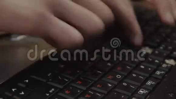 男孩用黑色键盘的笔记本坏钥匙写文字装置移动窃听视频的预览图