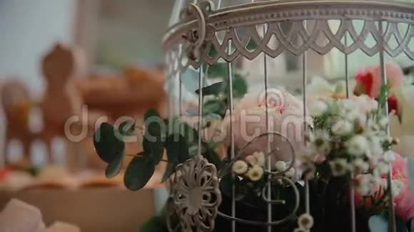 结婚糖果吧生日周年纪念婚礼用盘子里放着鲜花和饼干的糖果吧视频的预览图