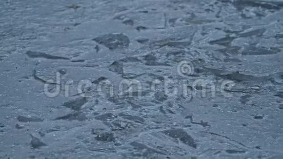 冰封的水坑裂开的大自然冬天视频的预览图