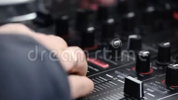 DJ用音乐调音台播放音乐视频的预览图