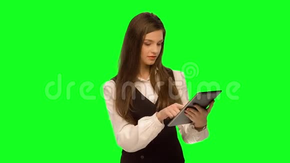 漂亮的女商人使用数字平板电脑视频的预览图