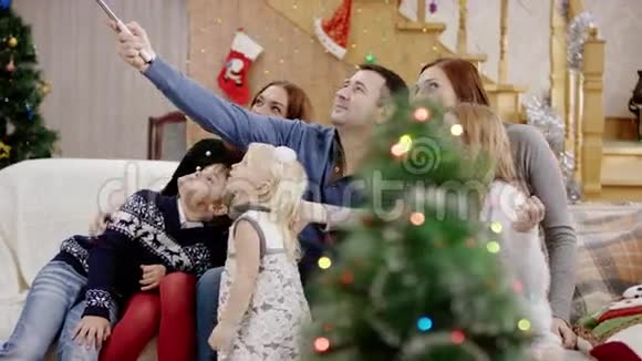 快乐的父母在圣诞晚会上自拍视频的预览图