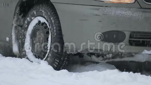道路上的紧急情况冬季道路上的汽车轮胎视频的预览图