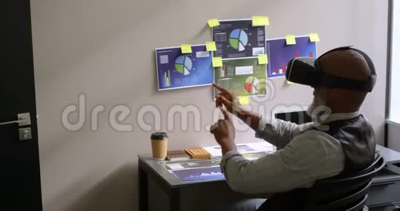 办公桌4k上使用虚拟现实耳机的商人视频的预览图