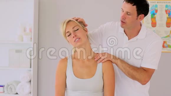 物理治疗师操纵病人的脖子视频的预览图