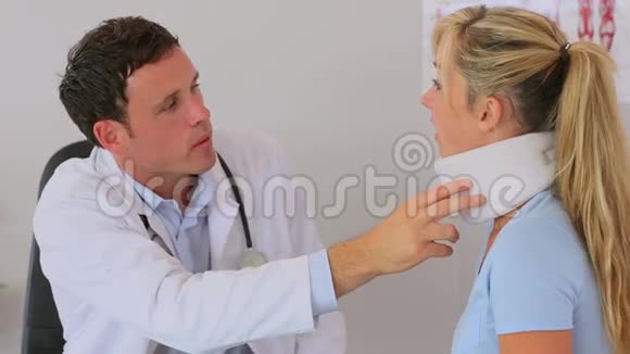 医生给他的病人戴上颈托视频的预览图