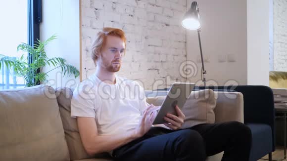 办公室红发男子在桌上的在线视频聊天视频的预览图