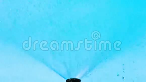 蓝天上的喷水器视频的预览图