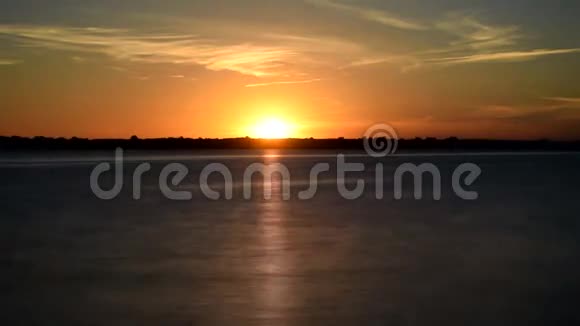 黎明时分金色的日出在河流上空视频的预览图