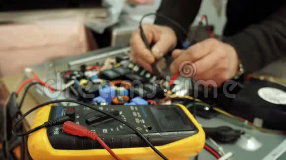 服务中心电子修理店一个人修理滚刀万用表视频的预览图
