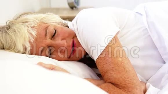 老年妇女在床上受苦视频的预览图
