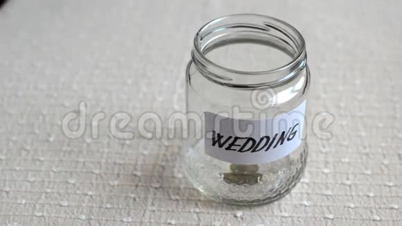 在婚礼上装满硬币的罐子里视频的预览图