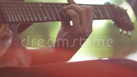 慢动作吉他手演奏乐器视频的预览图