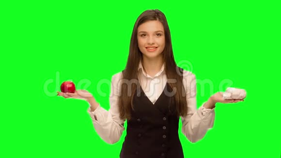 女人选择吃汉堡而不是苹果选择吃苹果视频的预览图