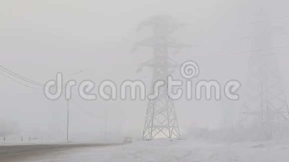 高压电线在寒冷的冬天在寒冷的雾天视频的预览图