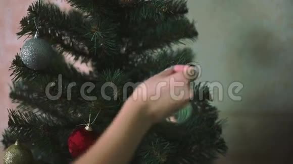 的少女正在装饰圣诞树视频的预览图