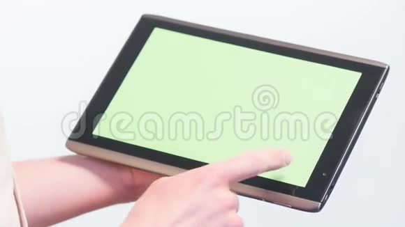 指向并点击带有绿色的平板电脑视频的预览图