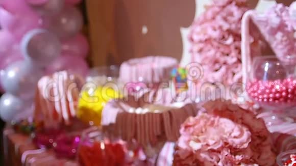 在孩子们的生日聚会上五颜六色香甜可口的糖果视频的预览图