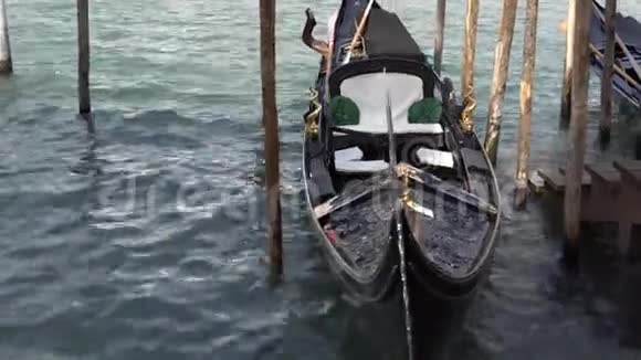 贡多拉船泊贡多拉停泊威尼斯意大利意大利贡多拉桨船停靠在威尼斯维尼托意大利视频的预览图