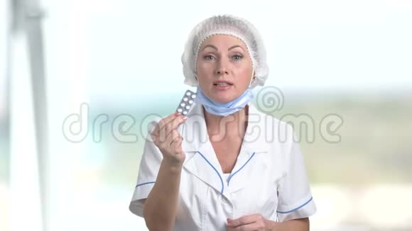 白人女医生拿着药片的水泡视频的预览图