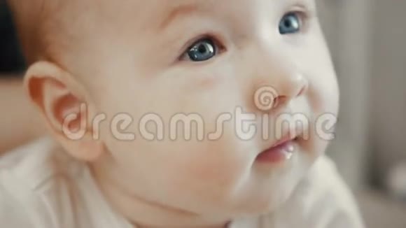 蓝眼睛的小女孩闭上脸视频的预览图