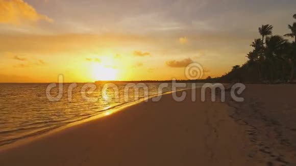 夕阳下美丽的海岸景色视频的预览图