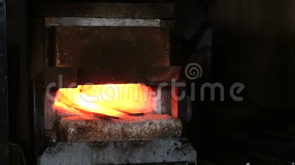 在锻造厂用金属制造剑炉内金属坯料加热视频的预览图