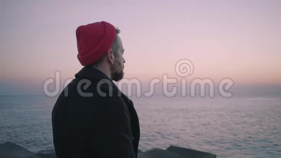 孤独的嬉皮士日出时走向大海的水手视频的预览图
