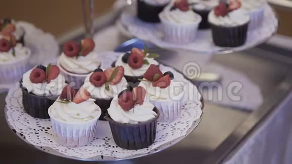蛋糕糖果吧婚礼糖果自助餐视频的预览图