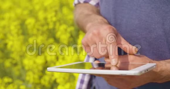 农民用数码平板电脑实地查花视频的预览图