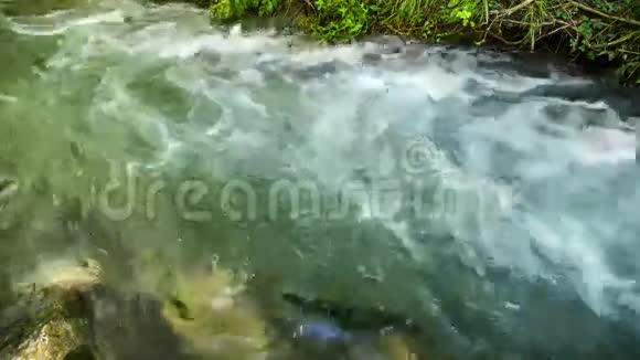 山间蒸汽的气泡水视频的预览图