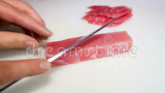 刺身三文鱼男子切片视频的预览图